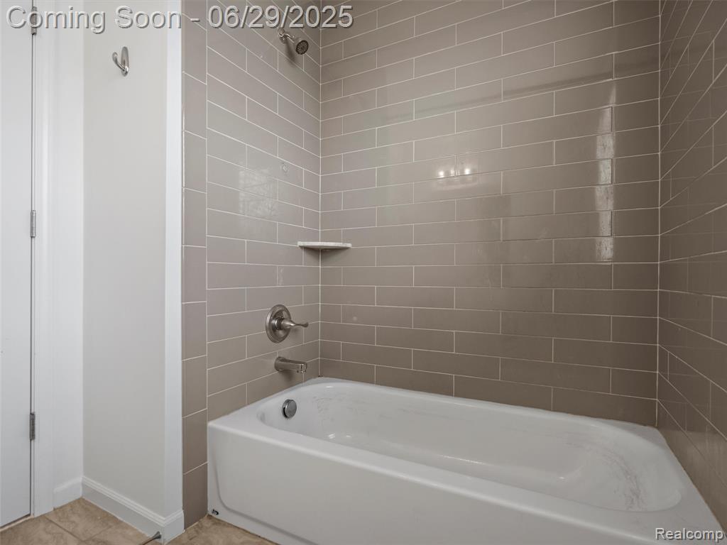 399 W DALLAS Avenue, Madison Heights, MI 48071 — Photo 25
