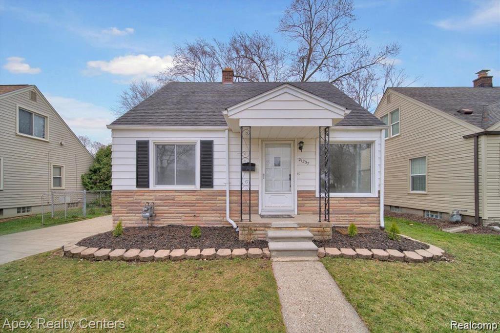 21237 Carlysle Street, Dearborn, MI 48124
