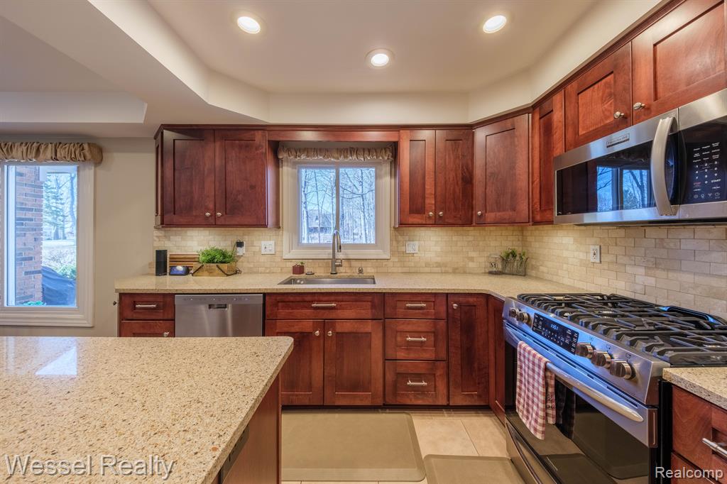 47829 BEN FRANKLIN Drive, Shelby Twp, MI 48315 — Photo 7