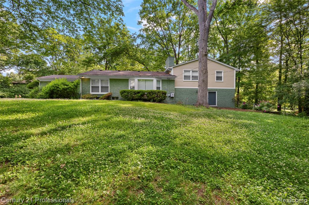 745 Hawthorne Drive - Photo 3