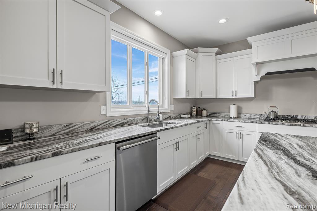 55038 TIMBERS EDGE Drive, Shelby Twp, MI 48316 — Photo 9