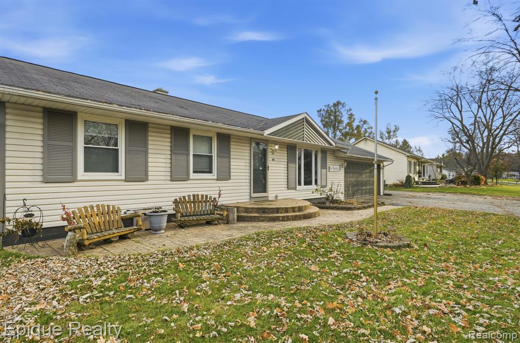 811 Los Arboles Drive, Walled Lake, MI 48390 — Photo 2