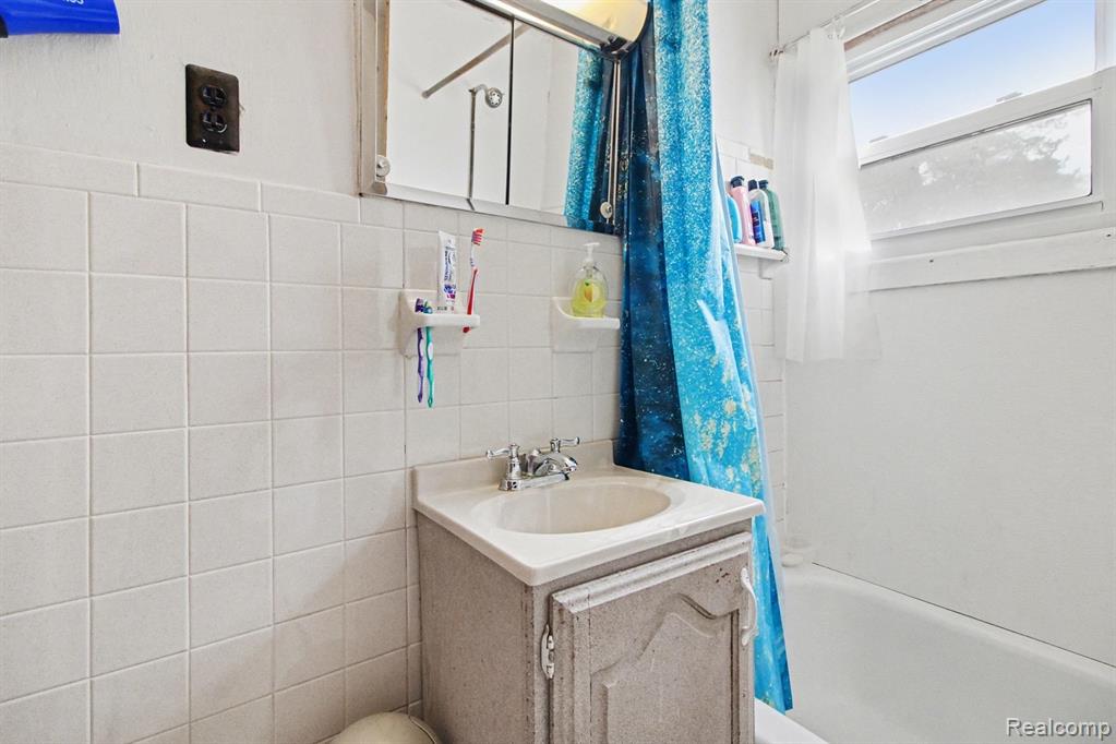 660 W Walton Boulevard, Pontiac, MI 48340 — Photo 21