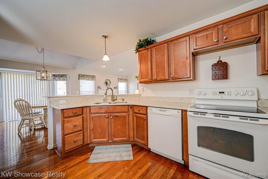1074 ANDOVER Circle, Commerce Twp, MI 48390 — Photo 18