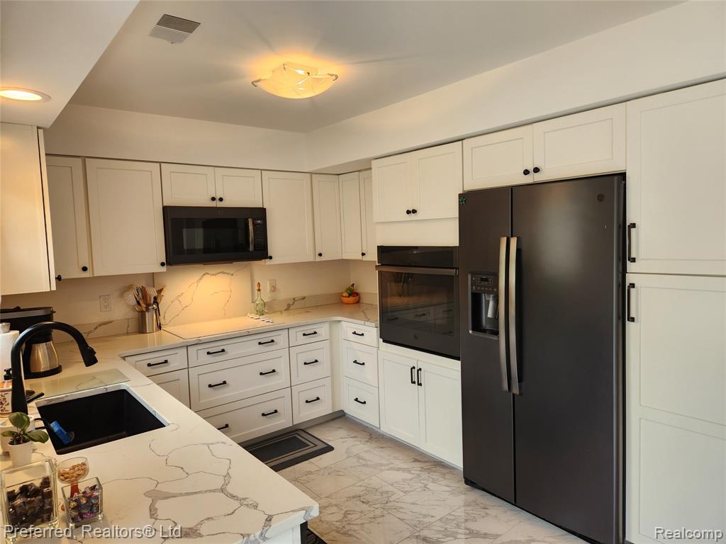 19370 W 11 Mile Road, Lathrup Village, MI 48076 — Photo 12