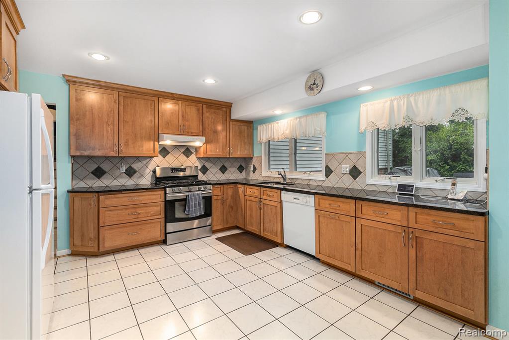 3420 Sussex Court, Ann Arbor, MI 48108 — Photo 8