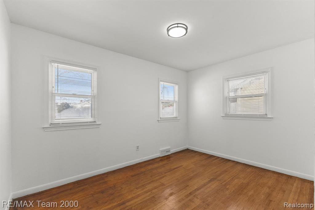 5876 KINMORE Street, Dearborn Heights, MI 48127 — Photo 19