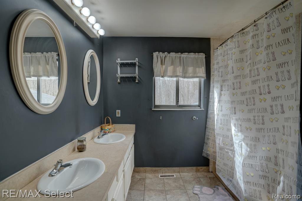 5176 BIRCHCREST Drive, Swartz Creek, MI 48473 — Photo 9