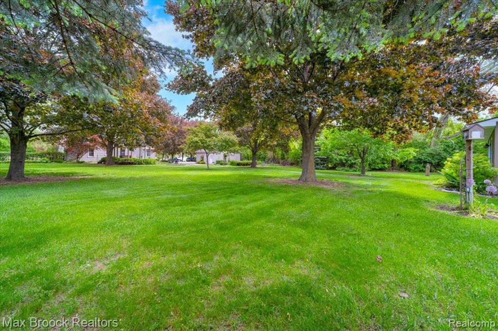 710 HARTLAND Drive, Troy, MI 48083 — Photo 32