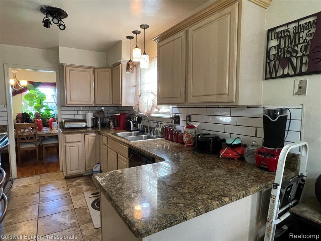 5021 Forest Side Drive, Flint, MI, 48532