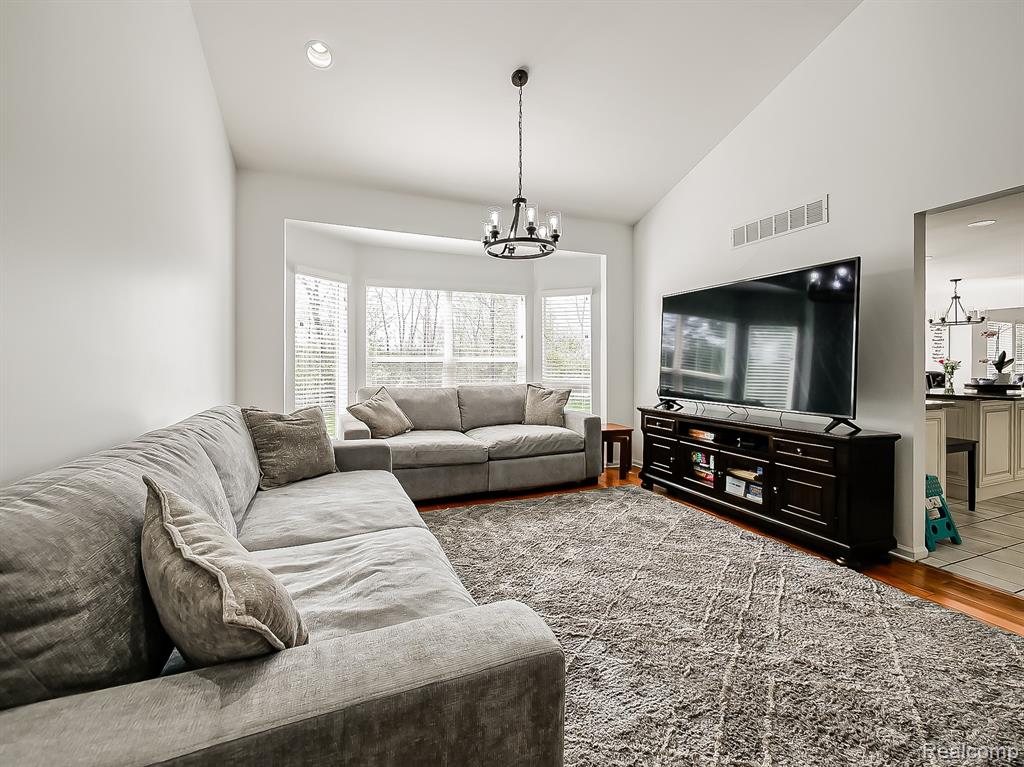 5221 Sandlewood Drive, Commerce Twp, MI 48382 — Photo 10