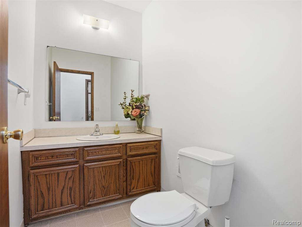 5800 Naneva Court, West Bloomfield, MI — Photo 20