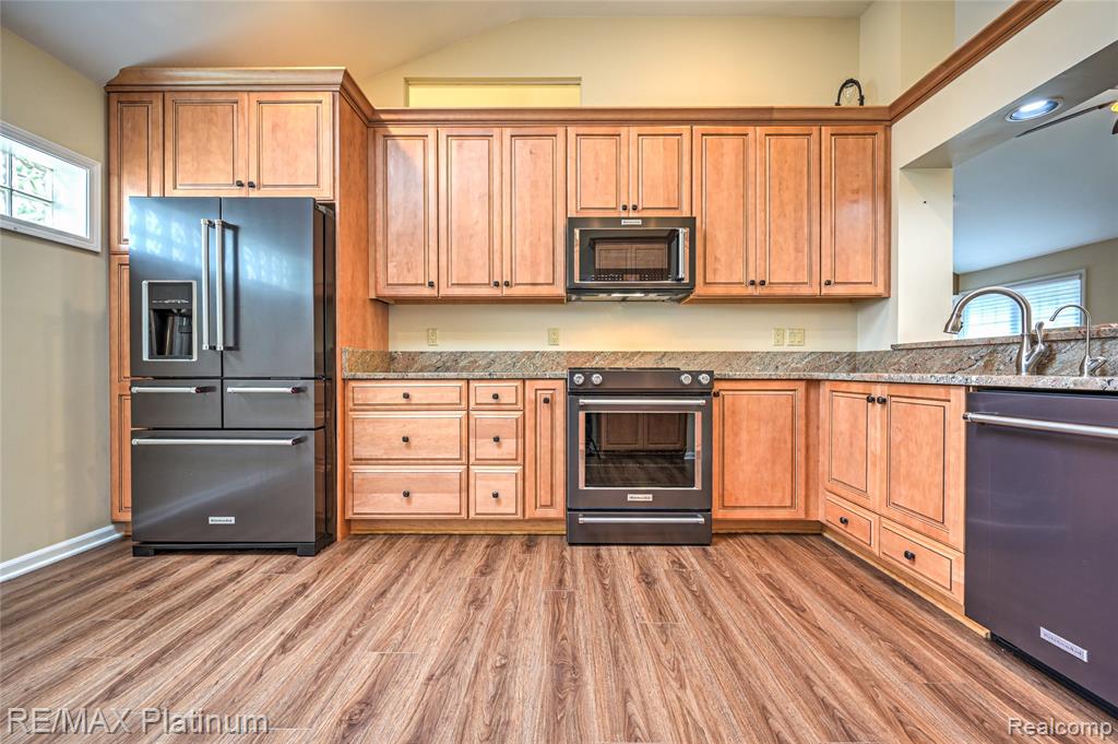 807 Whisperwood Drive, 70, Fenton, MI 48430 — Photo 17
