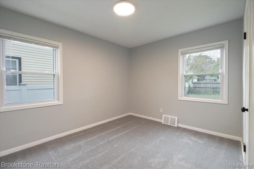 924 E Otis Avenue, Hazel Park, MI 48030 — Photo 11