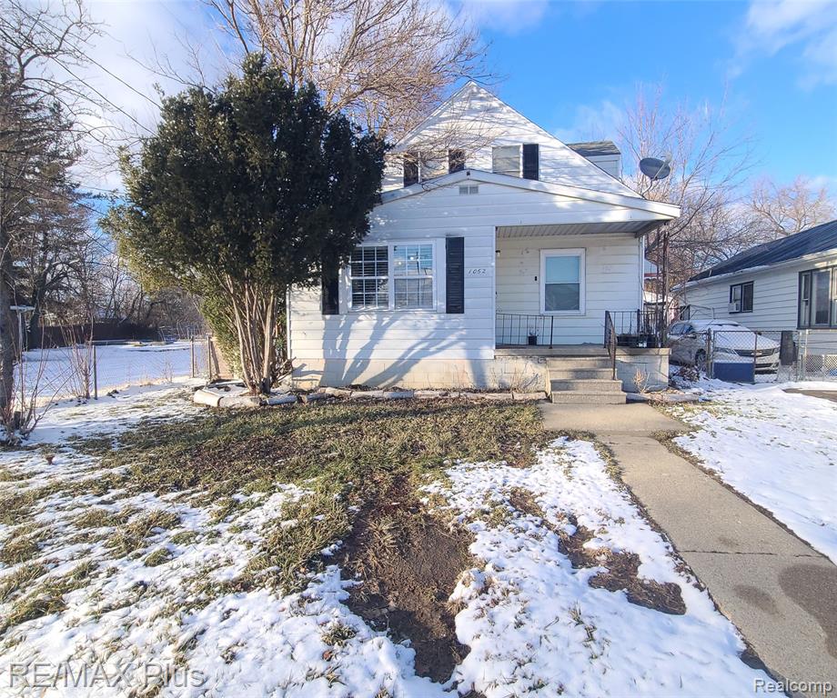 1062 Tremont Avenue, Flint, MI 48505 — front exterior