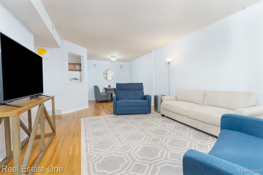 61121 GREENWOOD Drive, South Lyon, MI 48178 — Photo 6