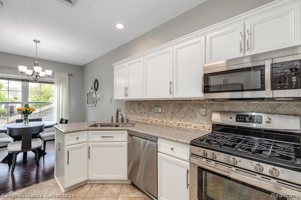 49573 DONOVAN Boulevard, Plymouth, MI 48170 — Photo 17
