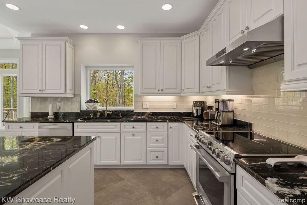 6061 TURNBERRY Drive, Commerce Twp, MI 48382 — Photo 24