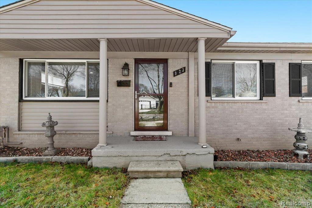 923 W Stephen Avenue, Clawson, MI — Photo 3