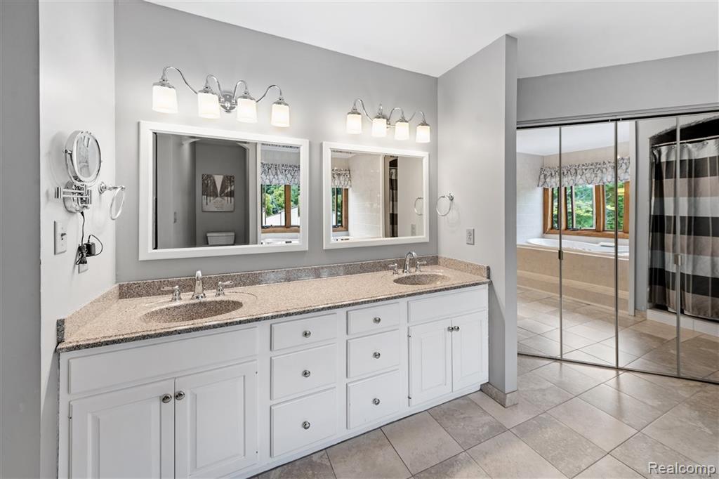 125 Olde Franklin Drive, Howell, MI 48855 — Photo 36