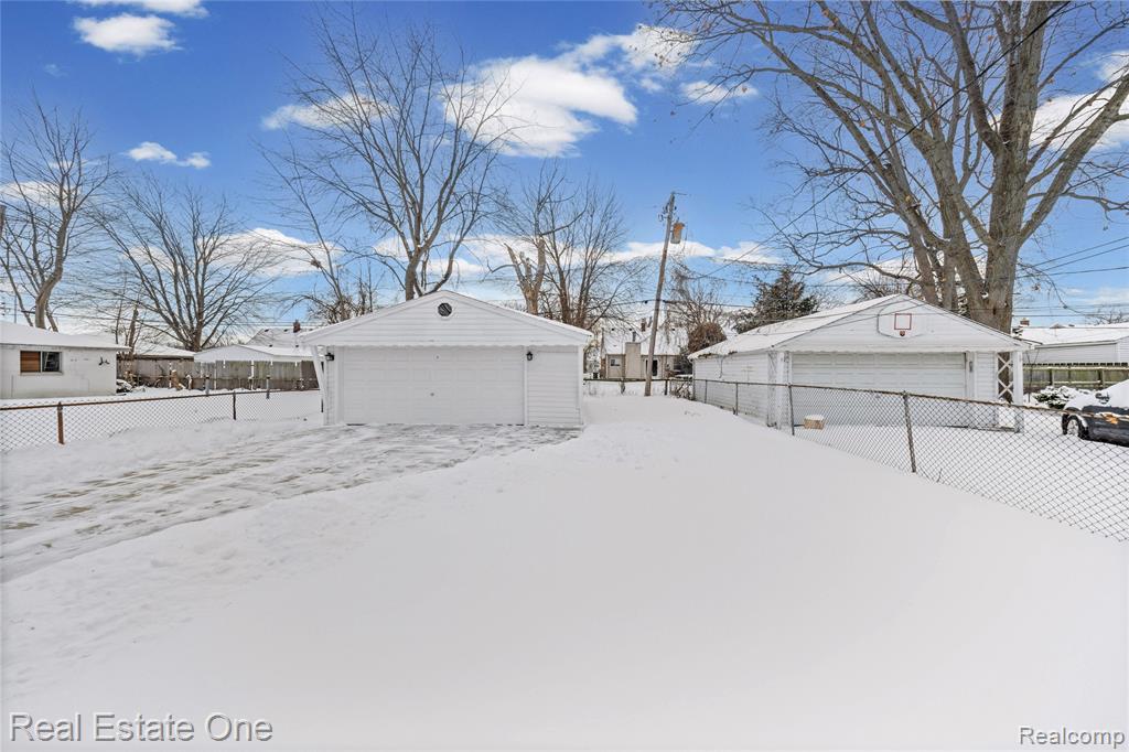 20688 Fleetwood Drive, Harper Woods, MI 48225 — Photo 39