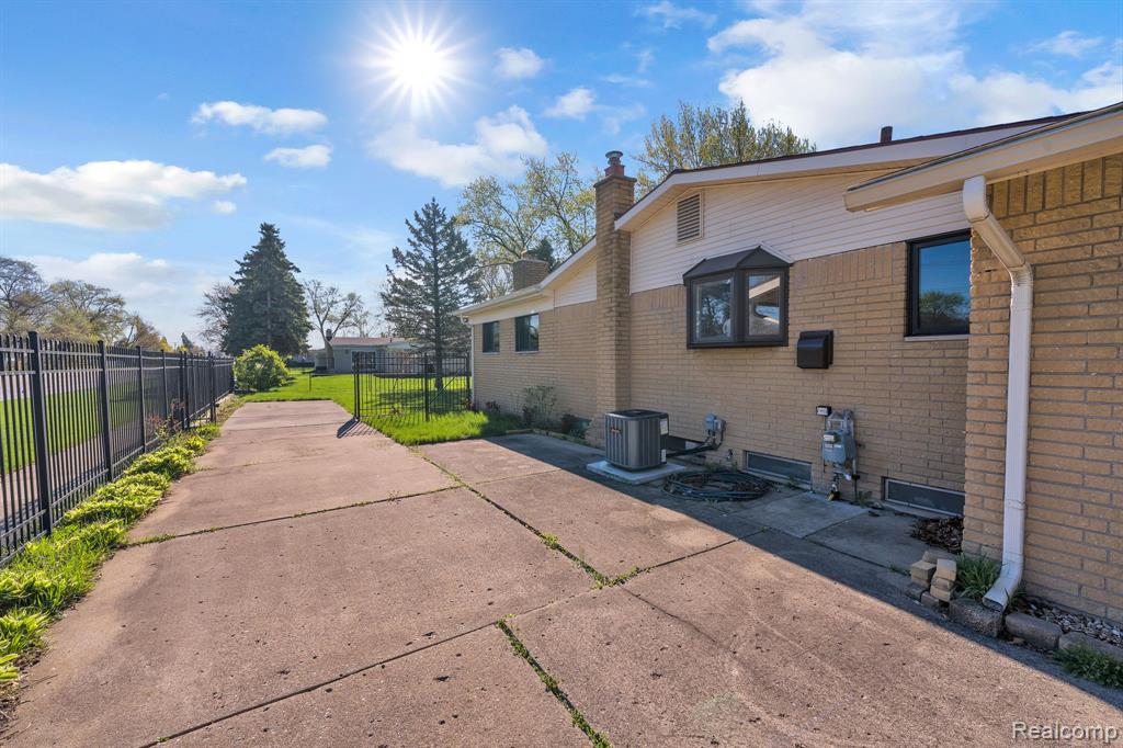 9498 Bassett Street, Livonia, MI 48150 — Photo 36