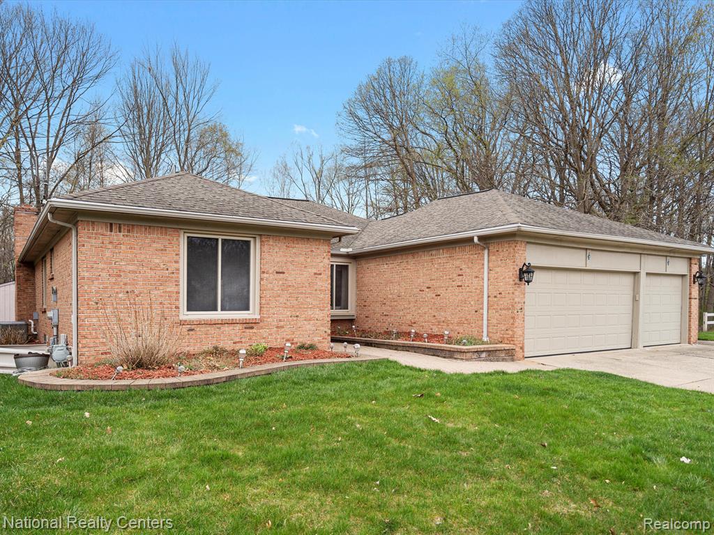 46369 SPRINGHILL Drive, Shelby Twp, MI 48317 — Photo 2