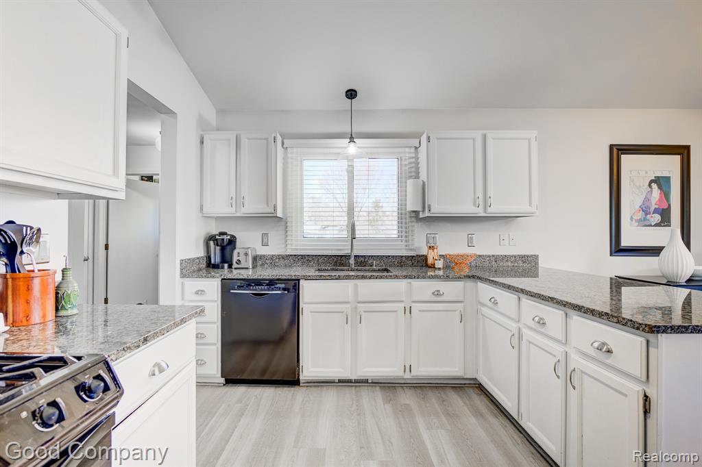 9526 Montgold Avenue, White Lake, MI — Photo 13