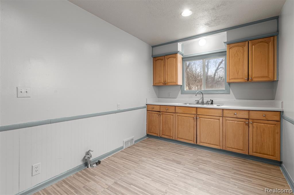 16186 Fenton Street, Detroit, MI 48219 — Photo 11