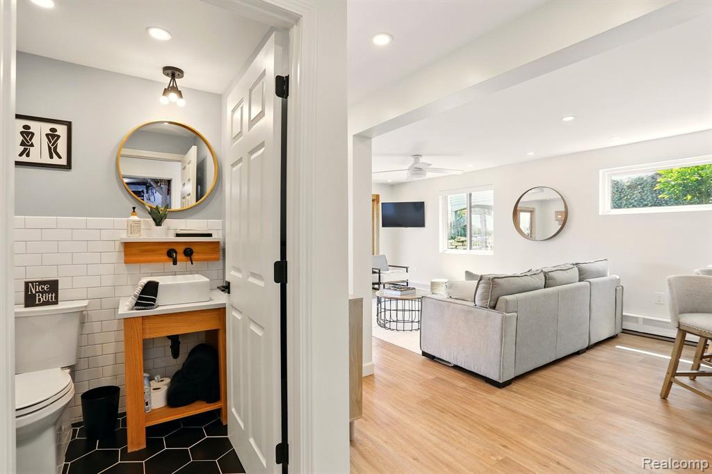 807 PINE TREE Road W, Lake Orion, MI 48362 — Photo 18