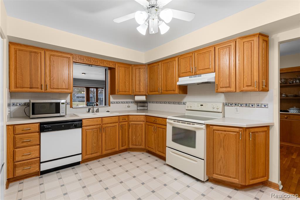428 Sunnyside Drive, Flushing, MI 48433 — Photo 23
