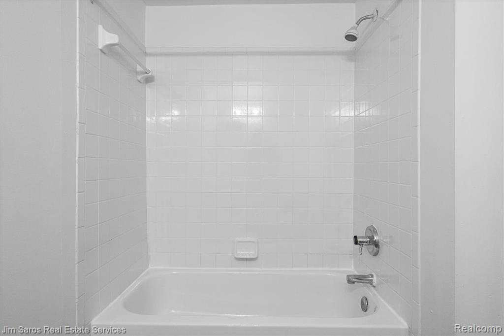 590 Parkview #101 Drive, Detroit, MI 48214 — Photo 17