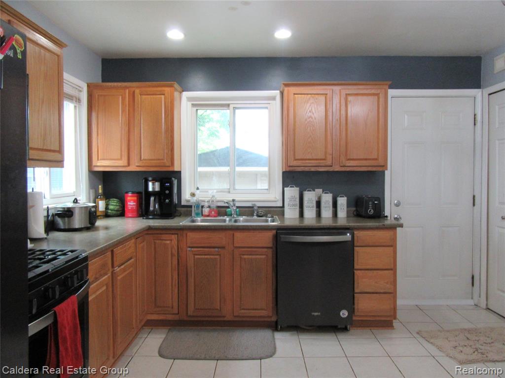 933 E Dallas Avenue, Madison Heights, MI 48071 — Photo 5