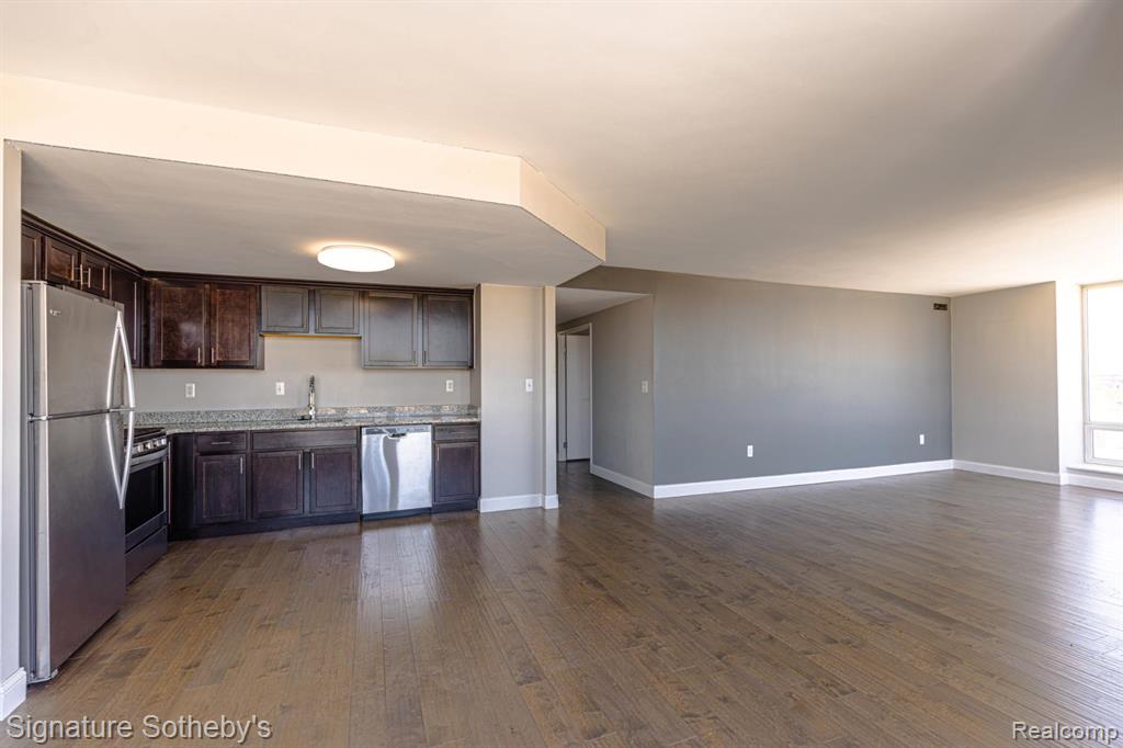 250 E Harbortown Drive, 703, Detroit, MI 48207 — Photo 17
