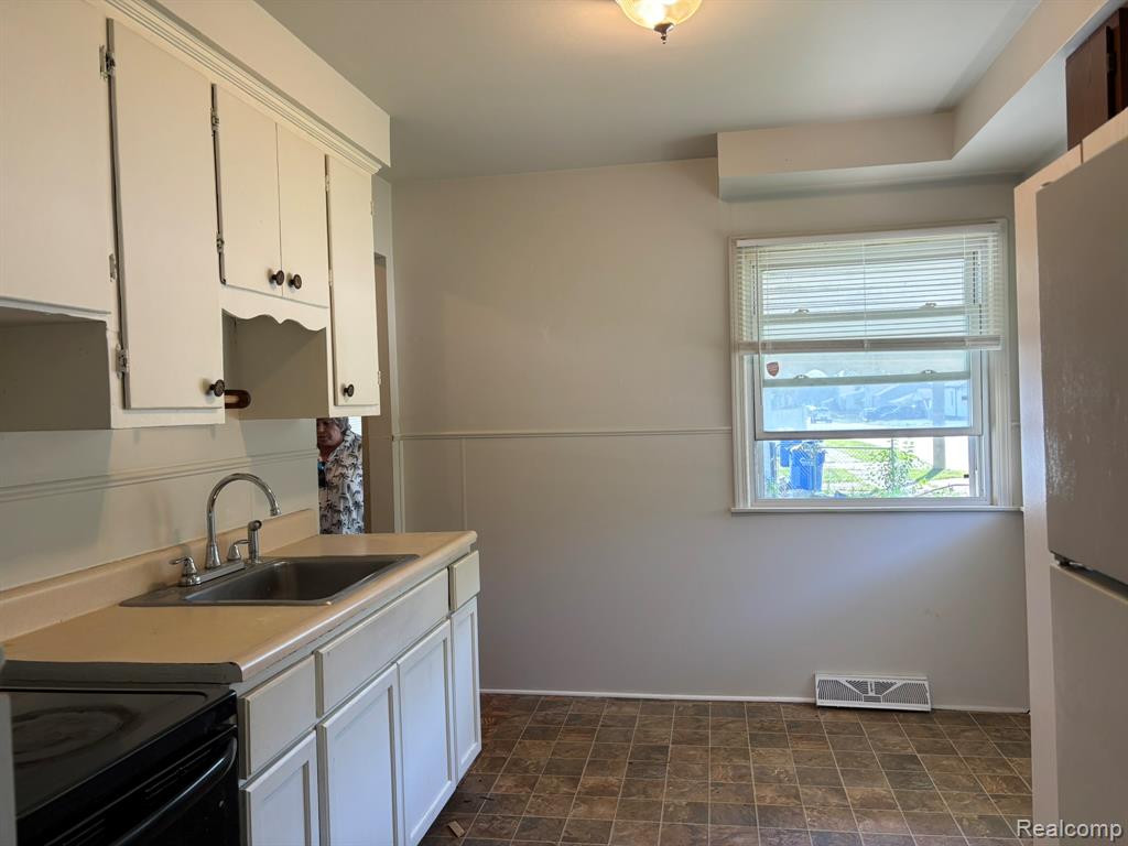 7004 Republic Avenue, Warren, MI 48091 — Photo 4