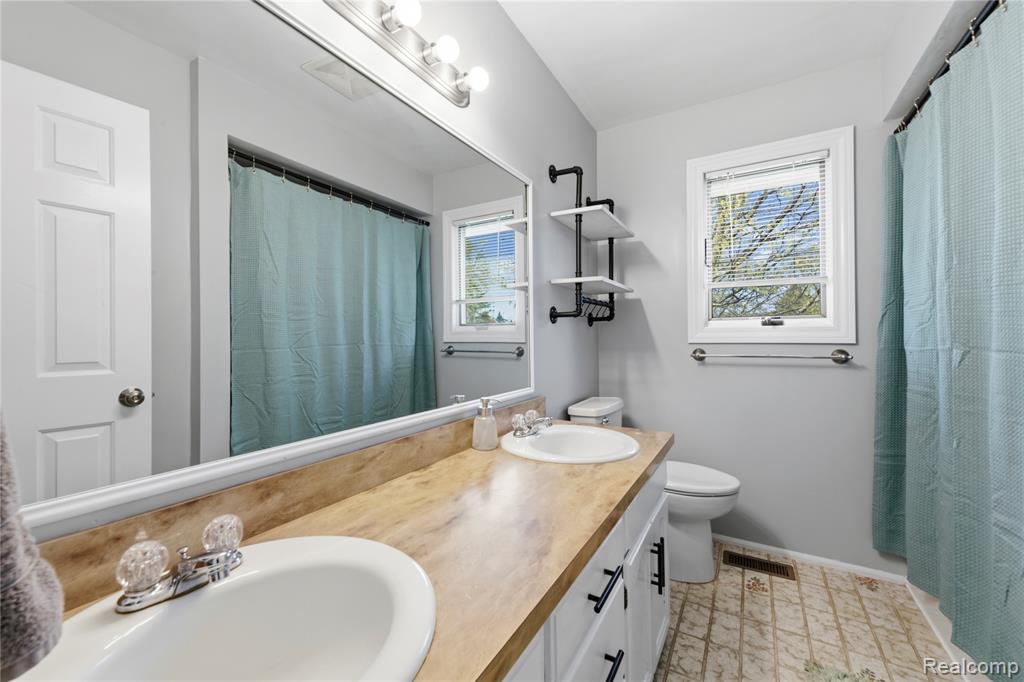 9332 Oakmont Drive, Grand Blanc, MI 48439 — Photo 46