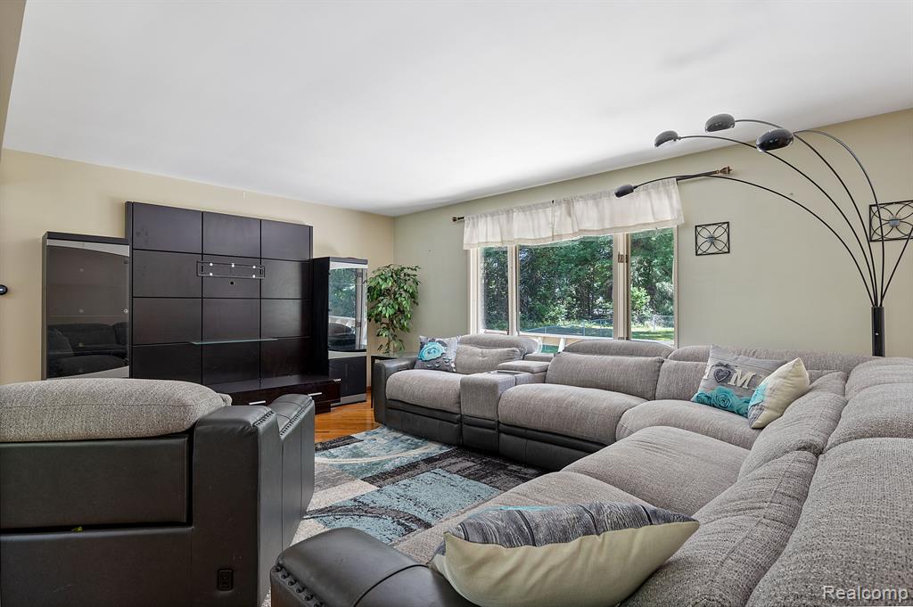 54655 PONTIAC Trail, Milford, MI 48381 — Photo 4