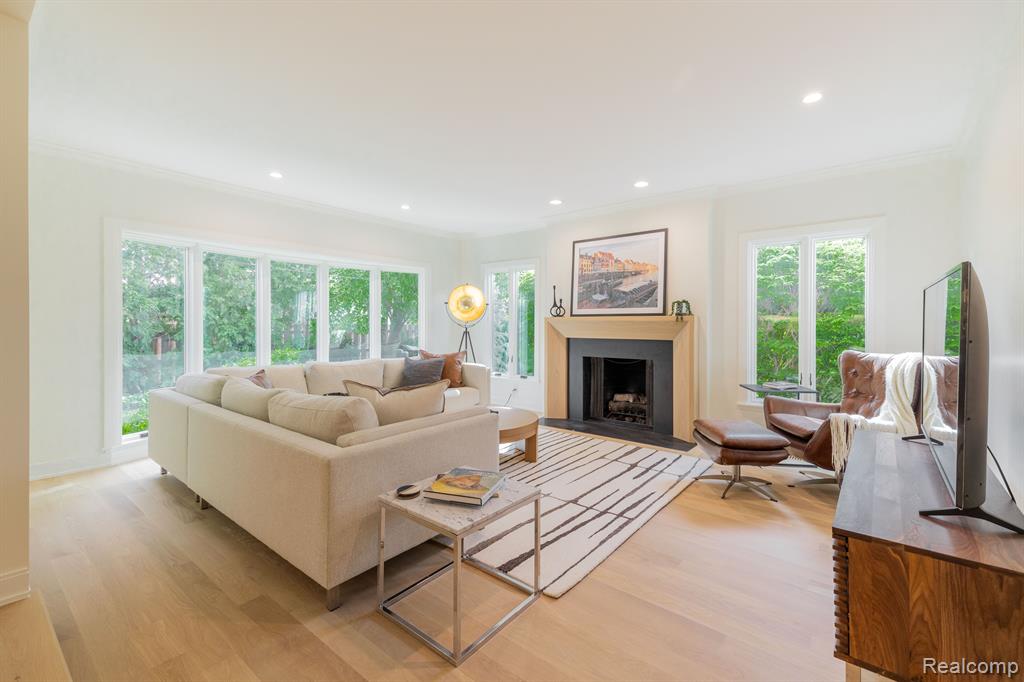 655 CANTERBURY Road, Grosse Pointe Woods, MI 48236 — Photo 24