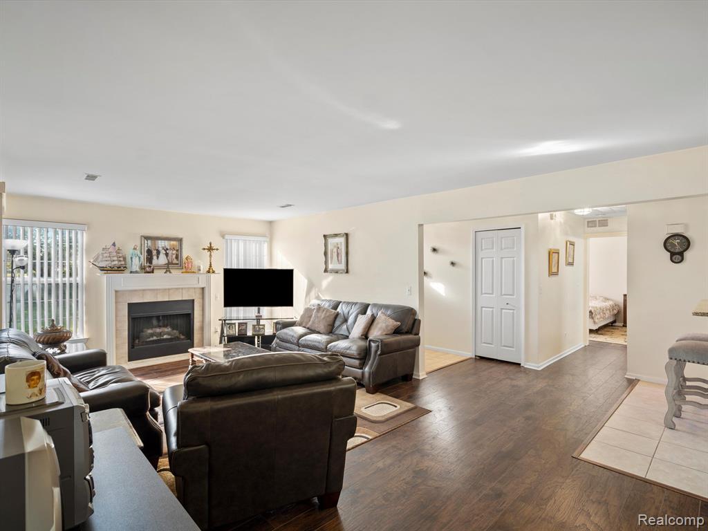 4043 BERKSHIRE Drive, Sterling Heights, MI 48314 — Photo 9