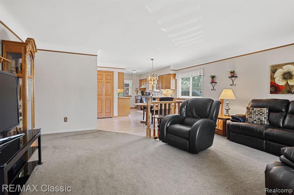 6900 CRESTWOOD Street, Dearborn Heights, MI 48127 — Photo 11