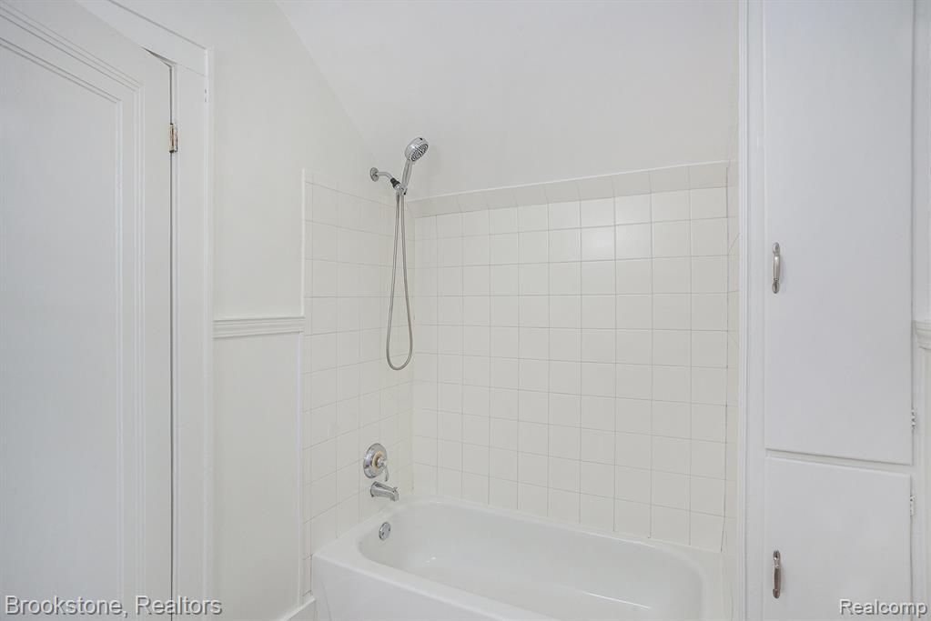159 Alice Avenue, Bloomfield, MI 48302 — Photo 18