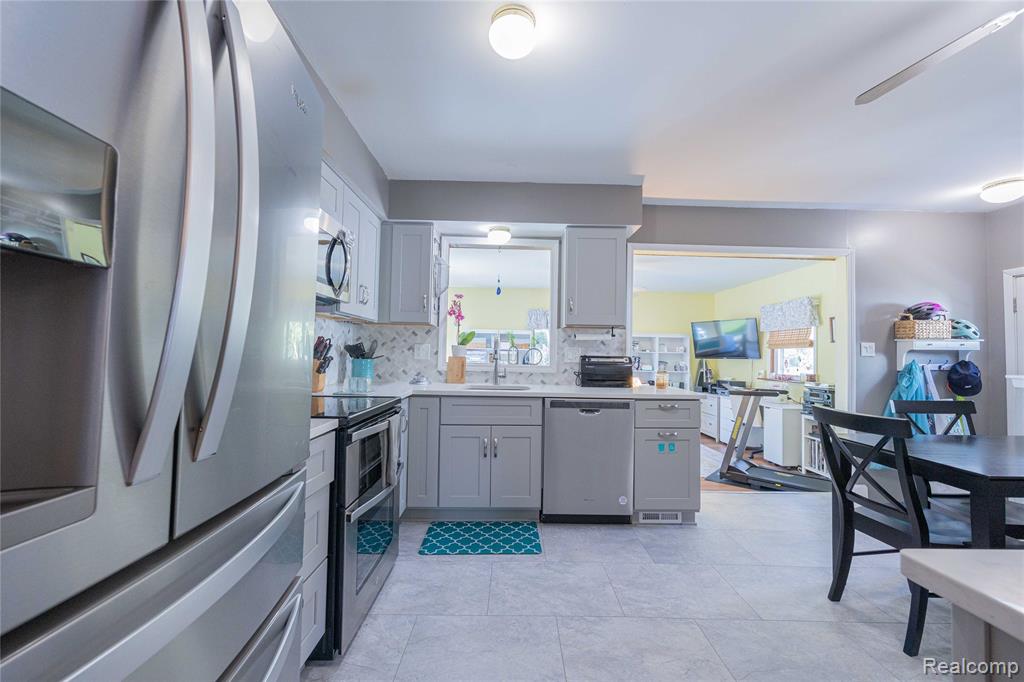 25298 Castlewood Drive, Woodhaven, MI 48183 — Photo 17