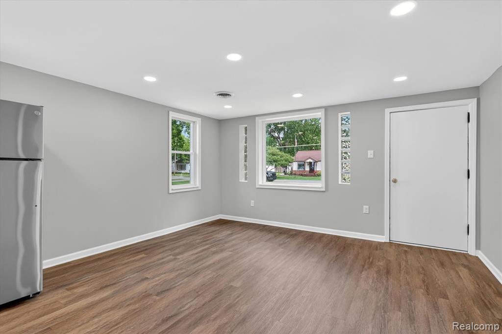 4841 Fenmore Avenue, Waterford, MI 48328 — Photo 9