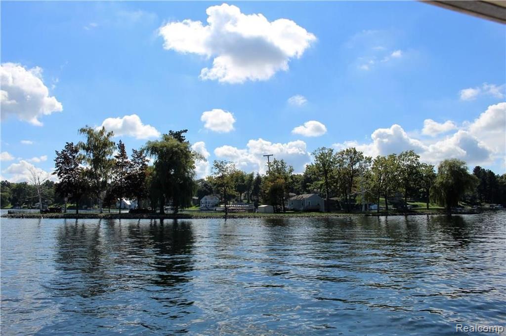 752 Preston Island, Orion, MI 48362 — Photo 23
