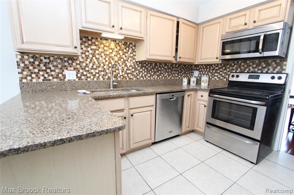 7338 Creek View Court, West Bloomfield, MI — Photo 11