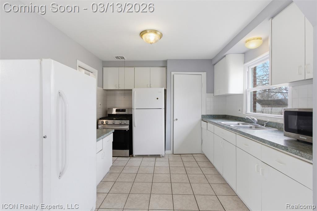 24351 Kipling Street, Oak Park, MI 48237 — Photo 10