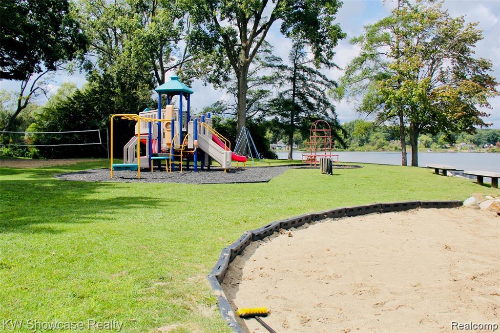983 ARTDALE, White Lake, MI 48383 — Photo 42