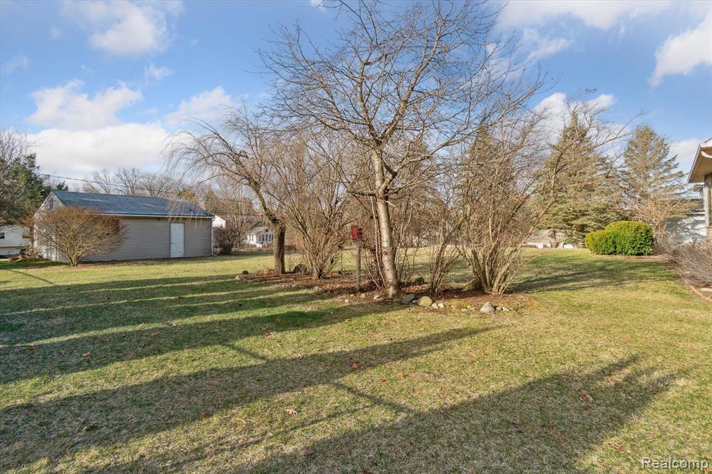 9400 ENGLISHMAN Drive, Fenton, MI 48430 — Photo 43