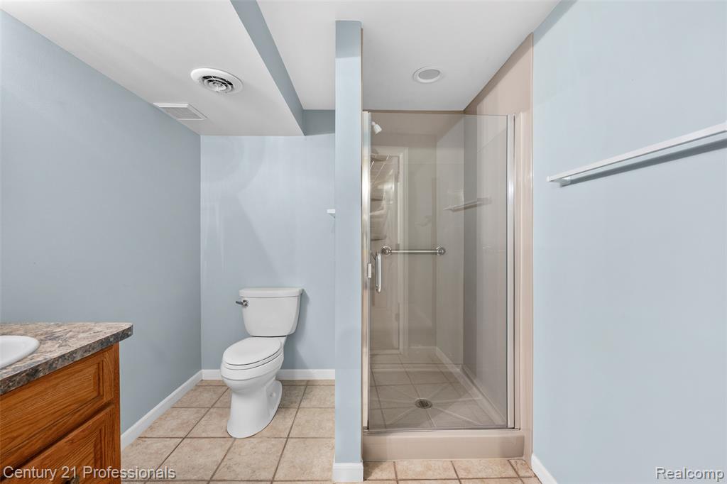 40121 Streamwood Court, Sterling Heights, MI 48310 — Photo 24