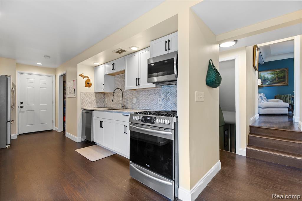 716 WOODLAWN Avenue, Royal Oak, MI 48073 — Photo 11